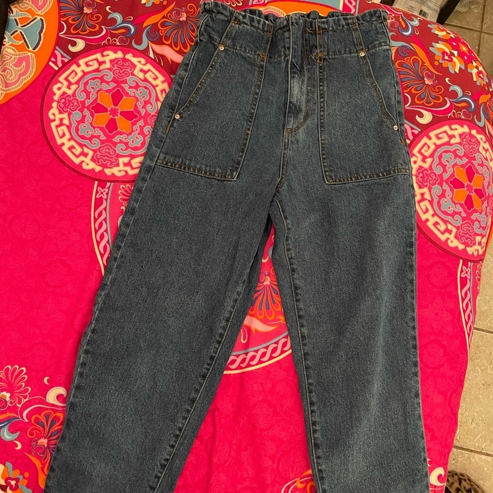 Super cute. High rise jeans.